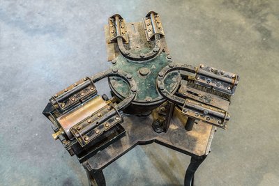 Die Draufsicht auf die Etikettiermaschine zeigt die drei u-förmigen Arme, in die die Flaschen eingelegt werden.