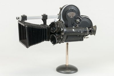 Die Kamera hat einen schwarzen Metallkörper. Am hinteren Teil befindet sich der Sucher, vorne sitzt ein Balgenobjektiv. Auf dem Filmmagazin ist in der Mittel der Arriflex-Schriftzug zu lesen. 