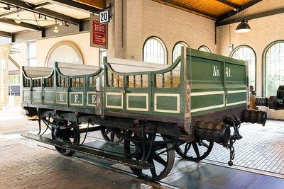 Der preußische Abteilwagen ist circa elf Meter lang und grün lackiert. In der Seitenansicht erkennt man die Fenster und Türen.