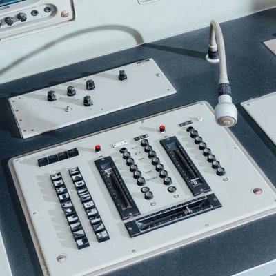 Schaltregler und Mikrofon eines Rundfunkstudios