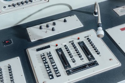 Schaltregler und Mikrofon eines Rundfunkstudios