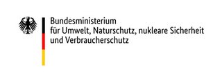 Logo des Bundesministeriums für Umwelt, Naturschutz, nukleare Sicherheit und Verbraucherschutz. Neben der Schrift sieht man links den schwarze Bundesadler und in einem vertikalen Balken die Nationalfarben Schwarz-Rot-Gold.