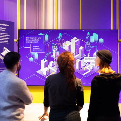 Ansicht der KI-Ausstellung im Deutschen Technikmuseum mit Menschen