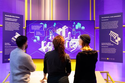 Ansicht der KI-Ausstellung im Deutschen Technikmuseum mit Menschen