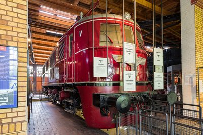 Eine rote E-Lok in einem Lokschuppen