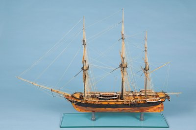 Der Nachbau des Dreimasters Creole im Maßstab 1:50 ist aus Holz gebaut. Das Modell ist circa 80 Zentimeter lang und 20 Zentimeter hoch.