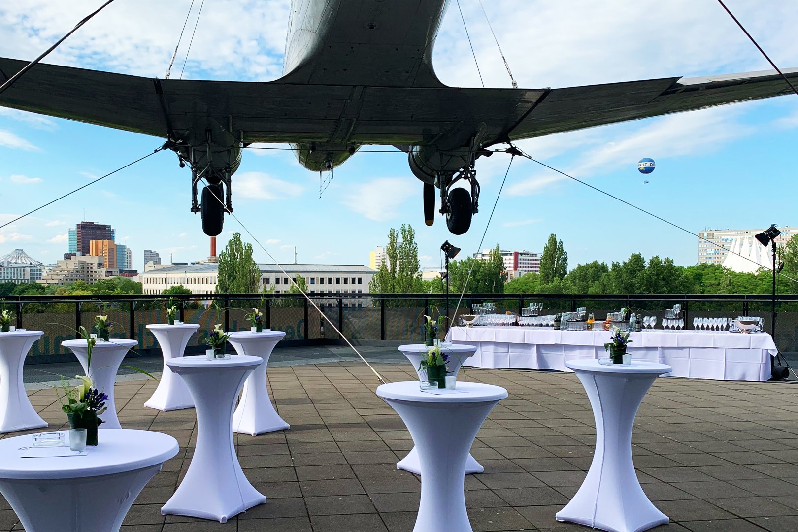 Der Rosinenbomber an der Terrasse des Museums über festlich gedeckten Stehtischen.