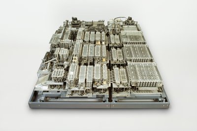 Tausende silbrig-graue, mechanische Schaltglieder sind das Herz des ersten Computers Zuse Z1. Sie sind in einen Metallrahmen montiert.