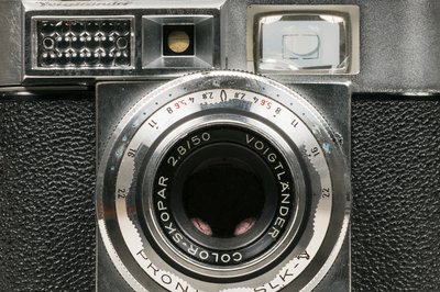 Ein analoger Fotoapparat in Frontalansicht