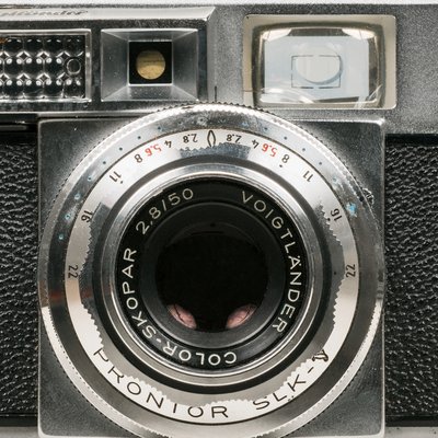 Ein analoger Fotoapparat in Frontalansicht