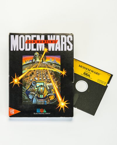 Die Hülle des Computerspiels Modem Wars. Rechts aus der Hülle herausgezogen ist die 5-1/4-Zoll Floppy Disk, auf der das Spiel gespeichert ist. Das Bild auf dem Cover zeigt zwei Spieler in futuristischen Rüstungen, die über einen Screen und Tastaturen Panzerarmeen befehligen.