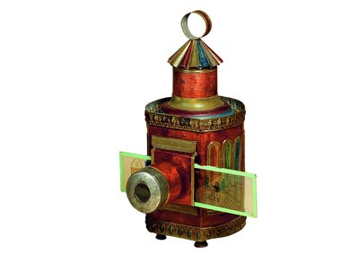 Die halbrunde Laterne Riche wurde aus bemaltem Blech hergestellt. Der Laternenkörper ist rot mit goldenen und blauen Verzierungen. An der Vorderseite sitzt das Objektiv, hinter dem der mit Motiven bemalte Glasstreifen eingeschoben wird.