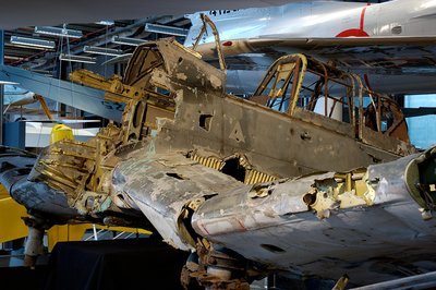 Bei diesem Wrack des Sturzkampfbombers Junkers Ju 87 „Stuka“ ist das Cockpit noch deutlich zu erkennen. Der Bug samt Propeller ist vollständig abgerissen.