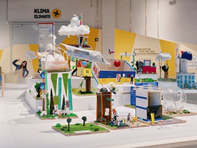 Farbenfrohe Modelle von einer „Stadt der Zukunft“ bilden das Zentrum der Ausstellung in der Ladestraße des Museums.