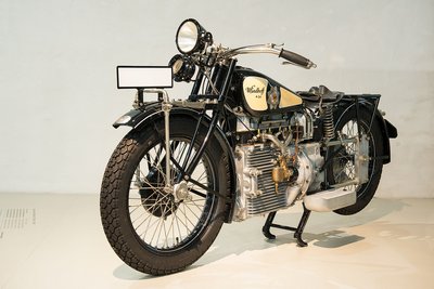 Das Windhoff Motorrad ist schwarz und im Bereich des Tanks cremefarben lackiert. Seitlich am Tank sitzt das Windhoff-Logo, ein silberner Stern mit dem Schriftzug WM auf orangenem Grund. Der Motor liegt fast frei.