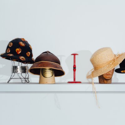 Eine Reihe von bunten Hüten vor weißem Hintergrund