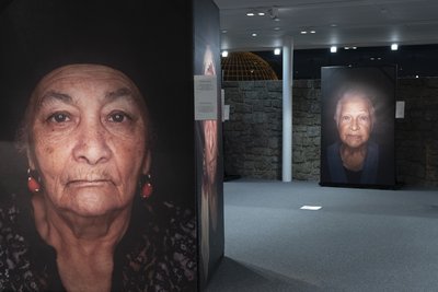 Blick in die Ausstellung "Ma Bistrass!". Zwei große Foto-Porträts von Überlebenden der nationalsozialistischen Verfolgung
