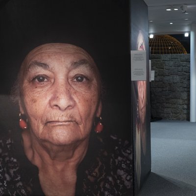 Blick in die Ausstellung "Ma Bistrass!". Zwei große Foto-Porträts von Überlebenden der nationalsozialistischen Verfolgung