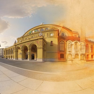 Historische und digitale Darstellung des Berliner Anhalter Bahnhofs: Die Grafik zeigt eine virtuelle Rekonstruktion des prächtigen Bahnhofsgebäudes, das sich von einer historischen Zeichnung auf der rechten Seite in eine farbige 3D-Visualisierung auf der linken Seite verwandelt. Im Vordergrund verläuft eine breite Straße, unten rechts steht das Logo „Anhalter Bahnhof Revisited“.