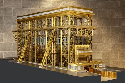Das Modell das Schiffshebewerks Niederfinow ist drei Meter lang und gut 1,20 Meter hoch. Es bildet das Original im Maßstab 1:20 ab. Die Verstrebungen, die das Gerüst des Hebewerks bilden, ähneln dem Gerippe eines Krans.