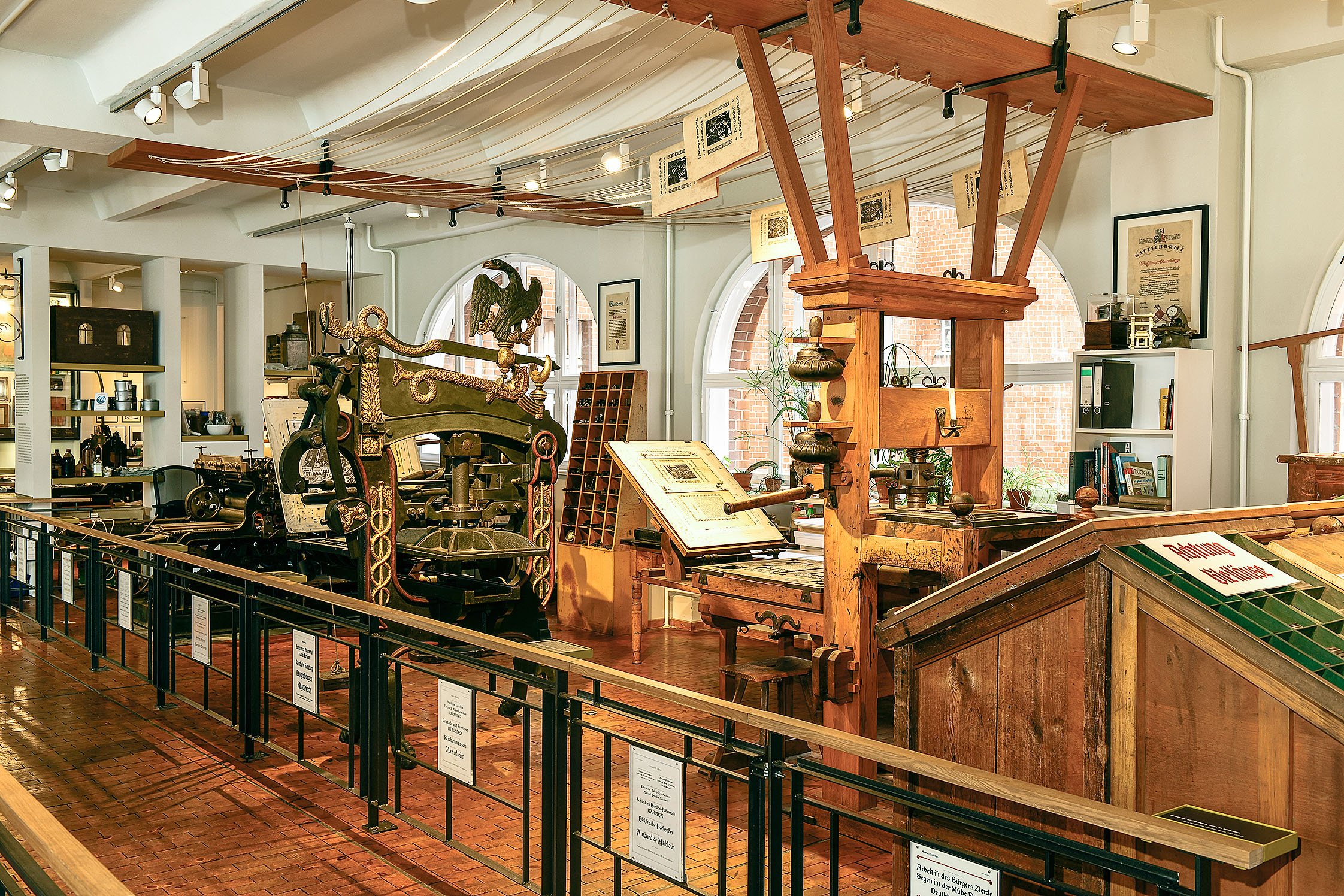 Blick in den Ausstellungsraum mit verschiedenen Druckpressen.