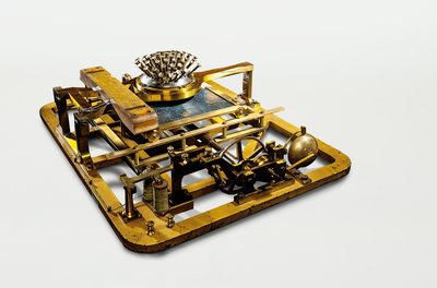 Diese Schreibmaschine ist circa 75 Zentimeter lang, 60 Zentimeter breit und 30 Zentimeter hoch. Die Tasten sind oben in der Mitte auf einer Halbkugel konzentrisch angeordnet. Die Tasten und die Maschinenteile sind aus Metall.