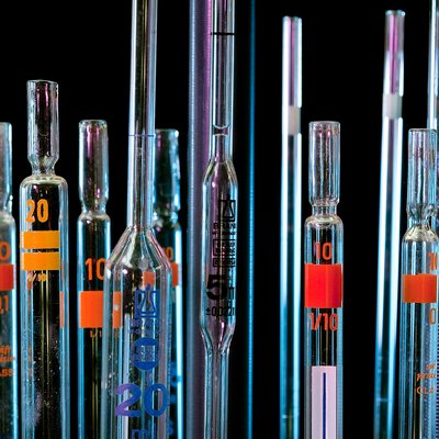 Verschiedene Glasröhrchen, wie sie von Chemikern verwendet werden