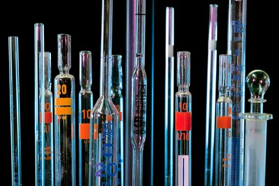 Verschiedene Glasröhrchen, wie sie von Chemikern verwendet werden
