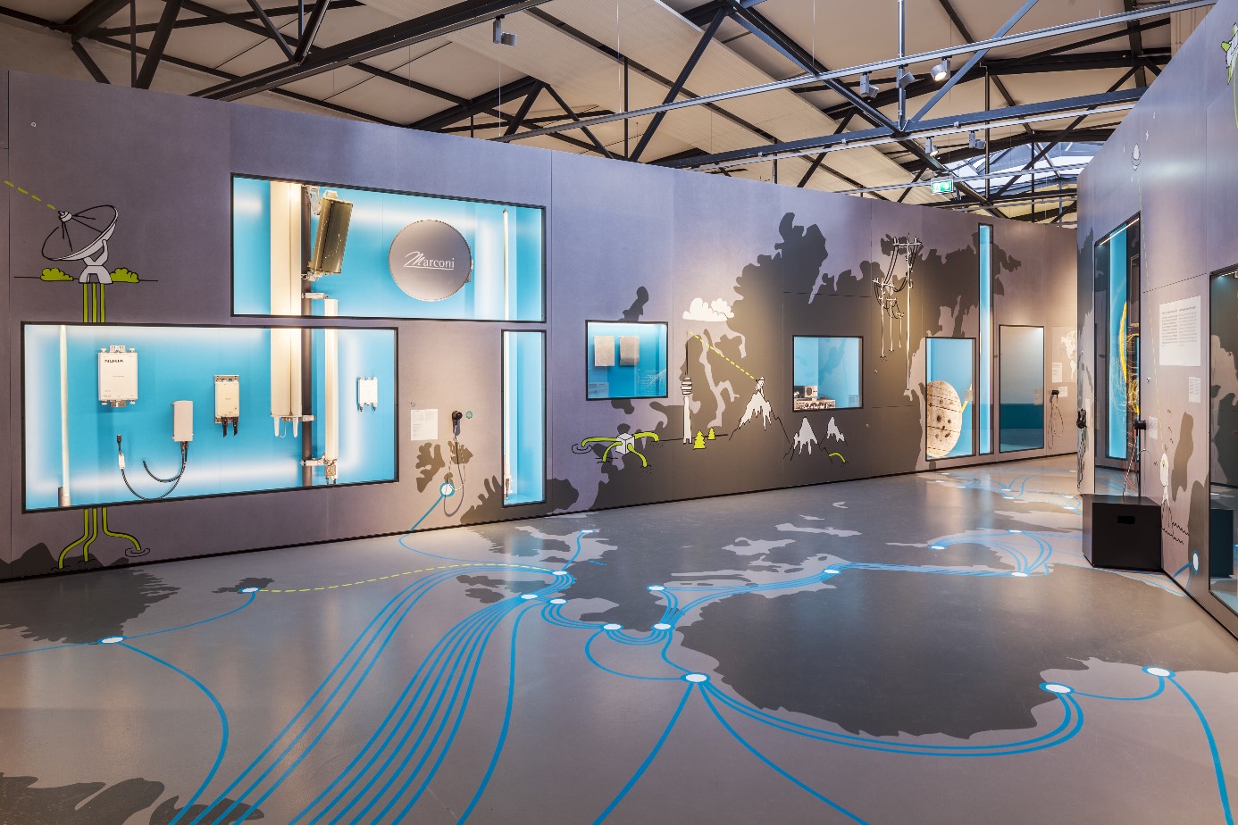 Blick in den Ausstellungsbereich "Backbone" mit einer Darstellung der vernetzten Welt auf dem Boden.