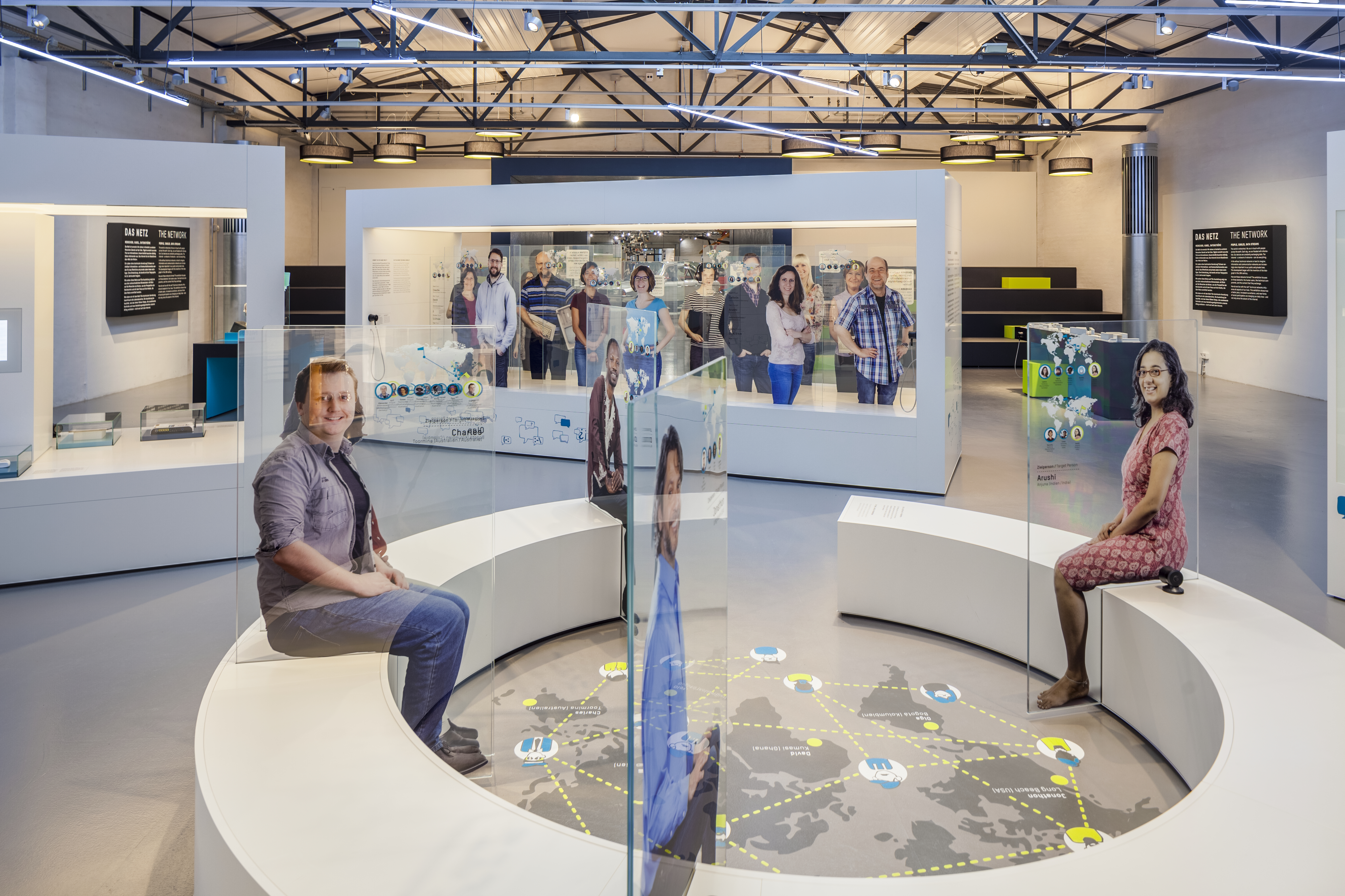 Im Zentrum des Ausstellungsbereichs CONNECT befindet sich eine kreisrunde Bank. An ihr sind Glasstelen angebracht, auf denen lebensgroß verschiedene Personen zu sehen sind. Im Innenbereich befindet sich eine Bodengrafik mit einer Weltkarte.