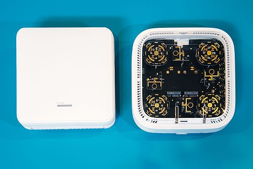Eine Plastikhülle umgibt ein technisches Gerät, dass den WiFi Empfang in Räumen möglich macht.