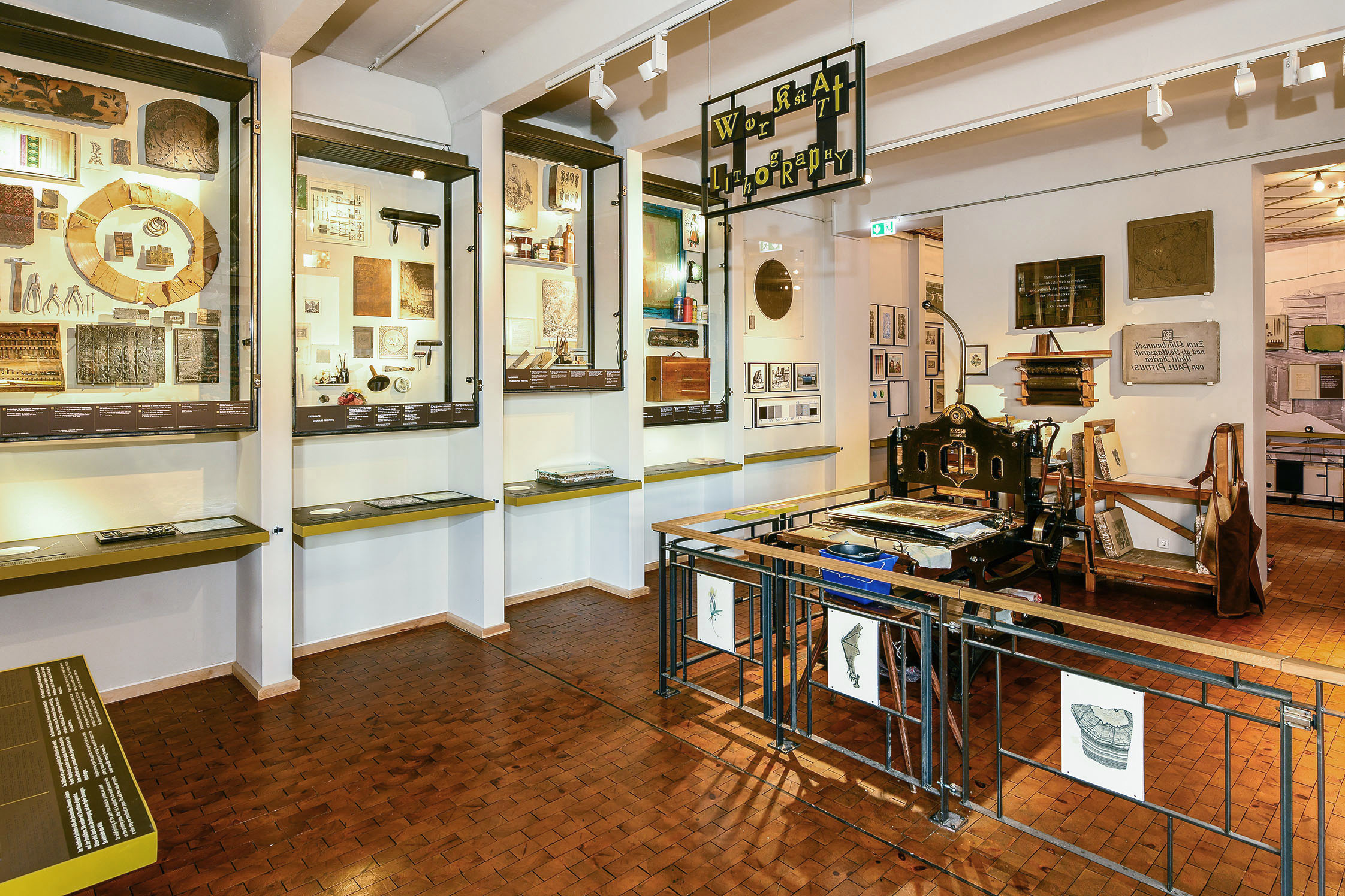 Blick in eine Ecke des Ausstellungsraums mit Werkzeugen für den Steindruck.