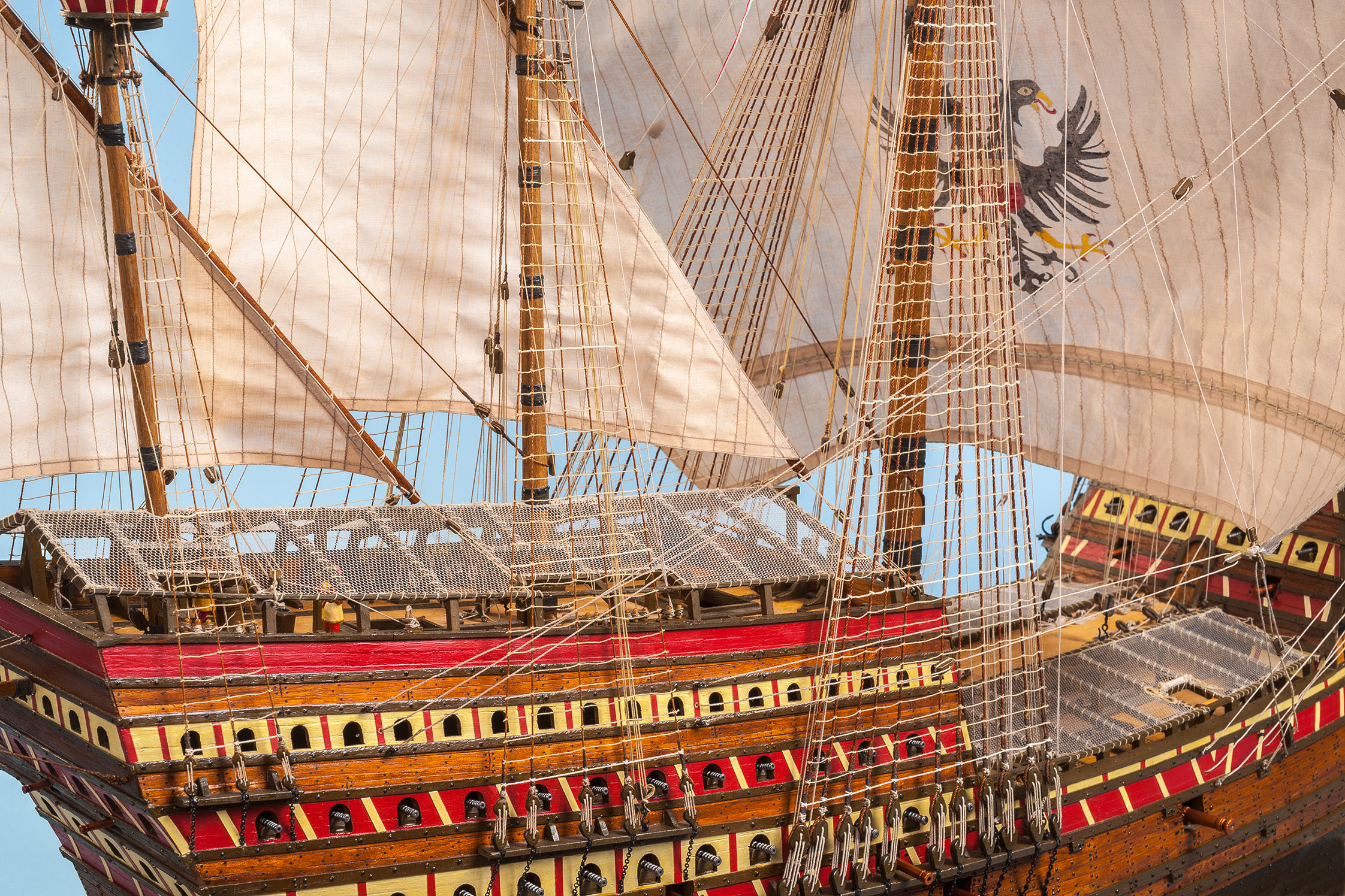 Nahaufnahme eines detailreichen Schiffsmodells mit gehissten Segeln.  