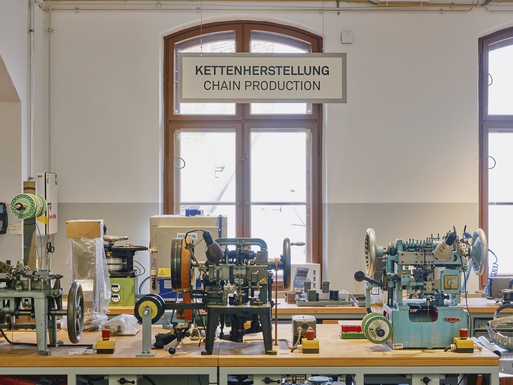 Blick in den Bereich Kettenherstellung in der Schmuckausstellung. Verschiedene Maschinen sind aneinandergereiht.