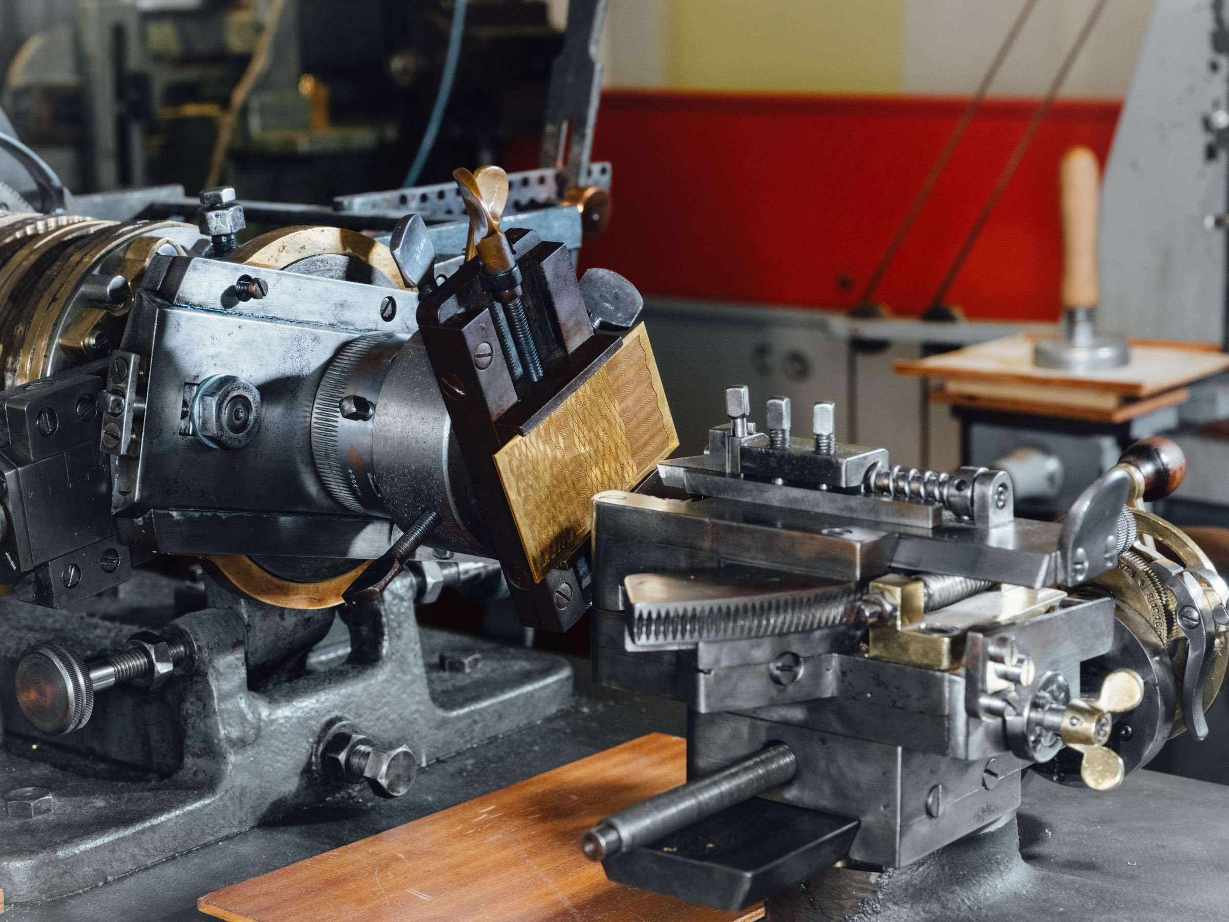 Detailansicht der Guillochiermaschine. Damit ritzt man geometrische Muster in Metallstücke.