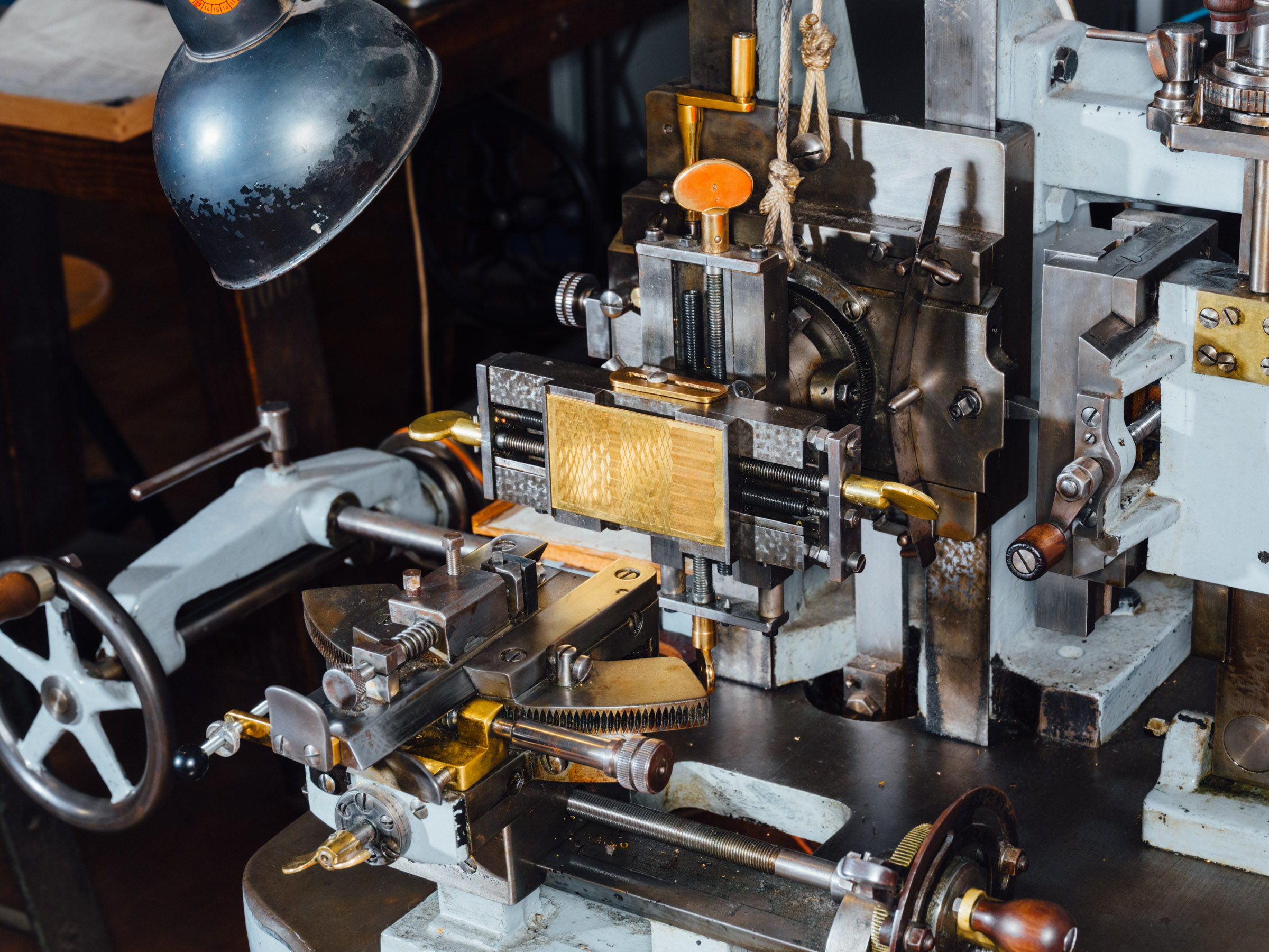 Detailansicht der Guillochiermaschine. Damit ritzt man geometrische Muster in Metallstücke.
