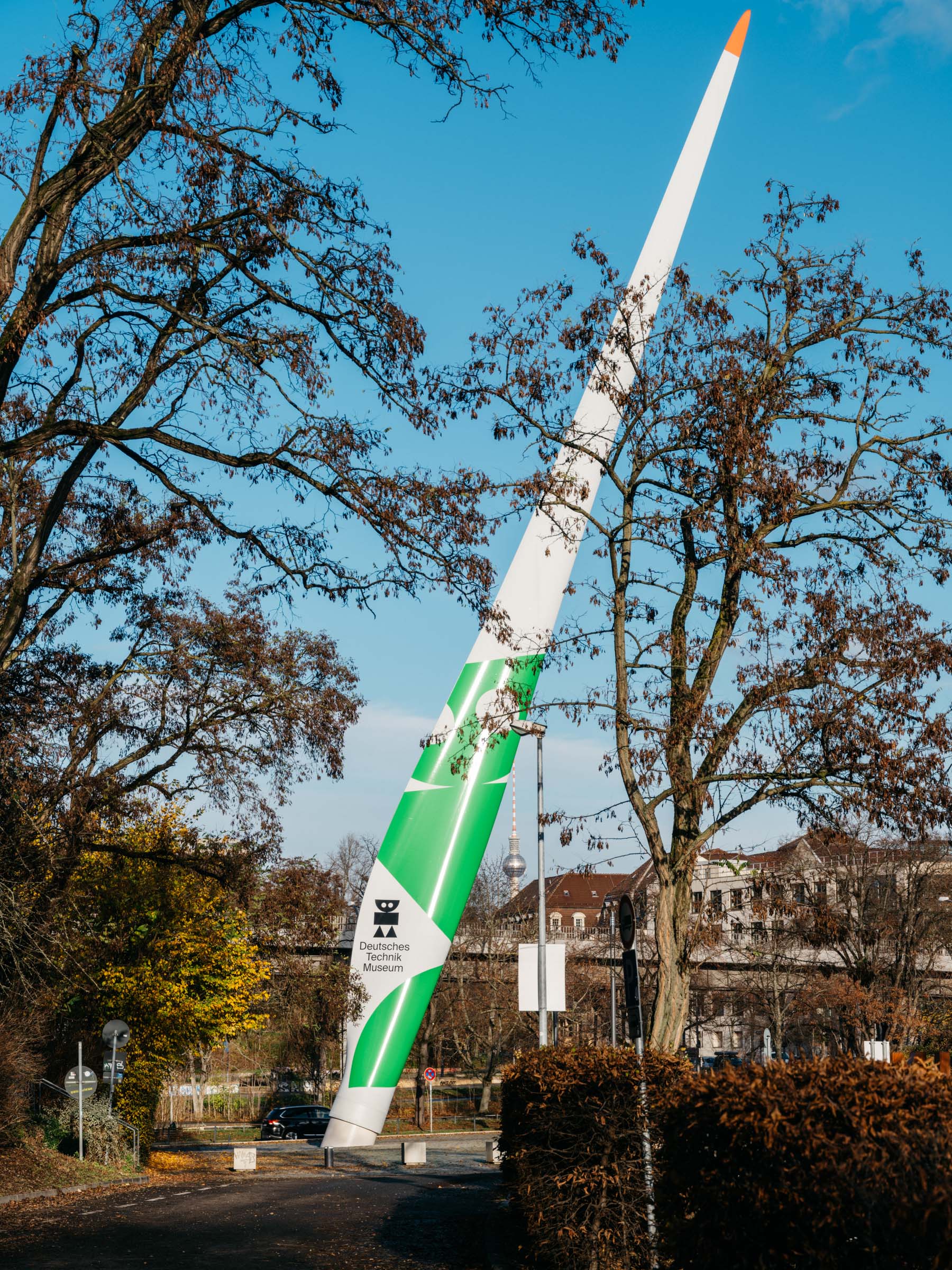 Ein Rotorblatt auf dem Vorplatz des Museums
