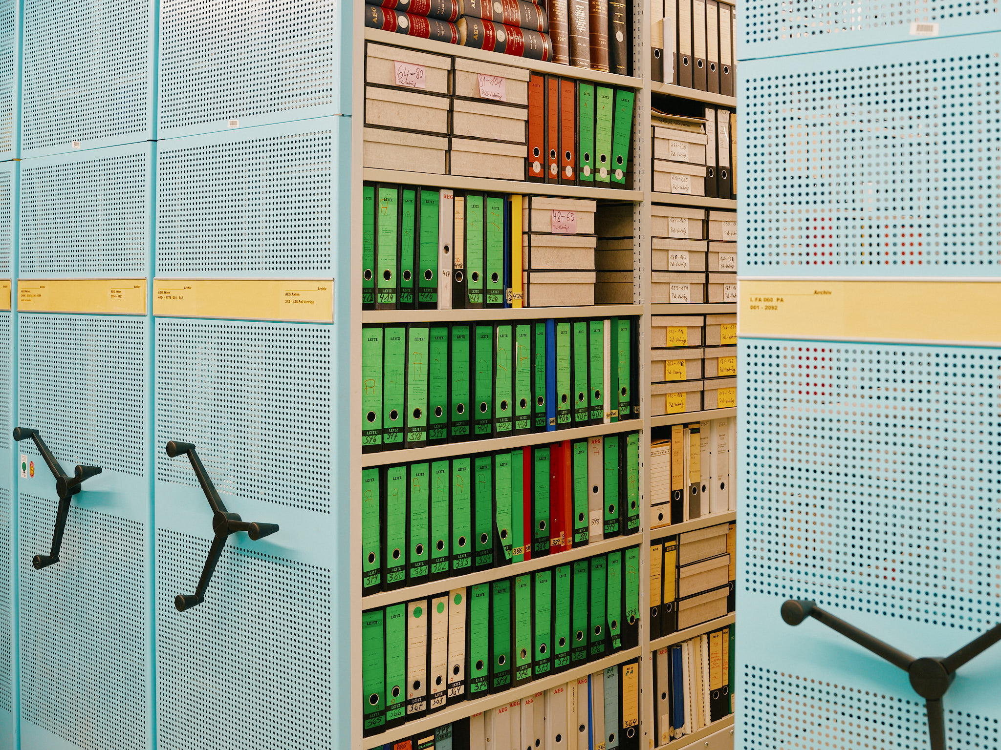 Blick in Archivregale mit drehbaren Reihen.