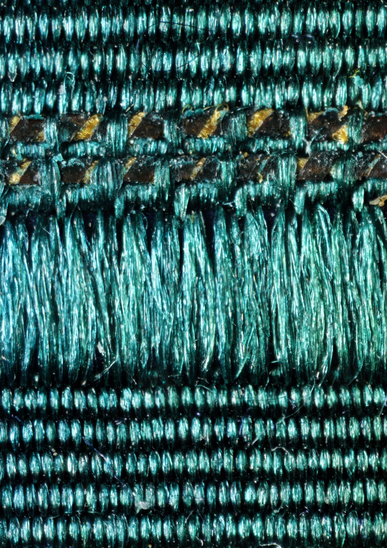 Detailaufnahme eines blau-grün schimmernden Seidengewebes.