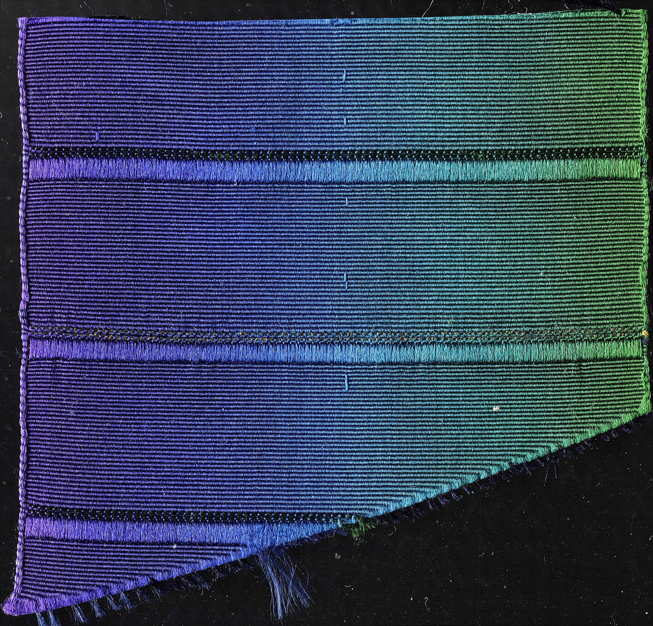 Ein blau-grün schimmerndes Seidengewebe.