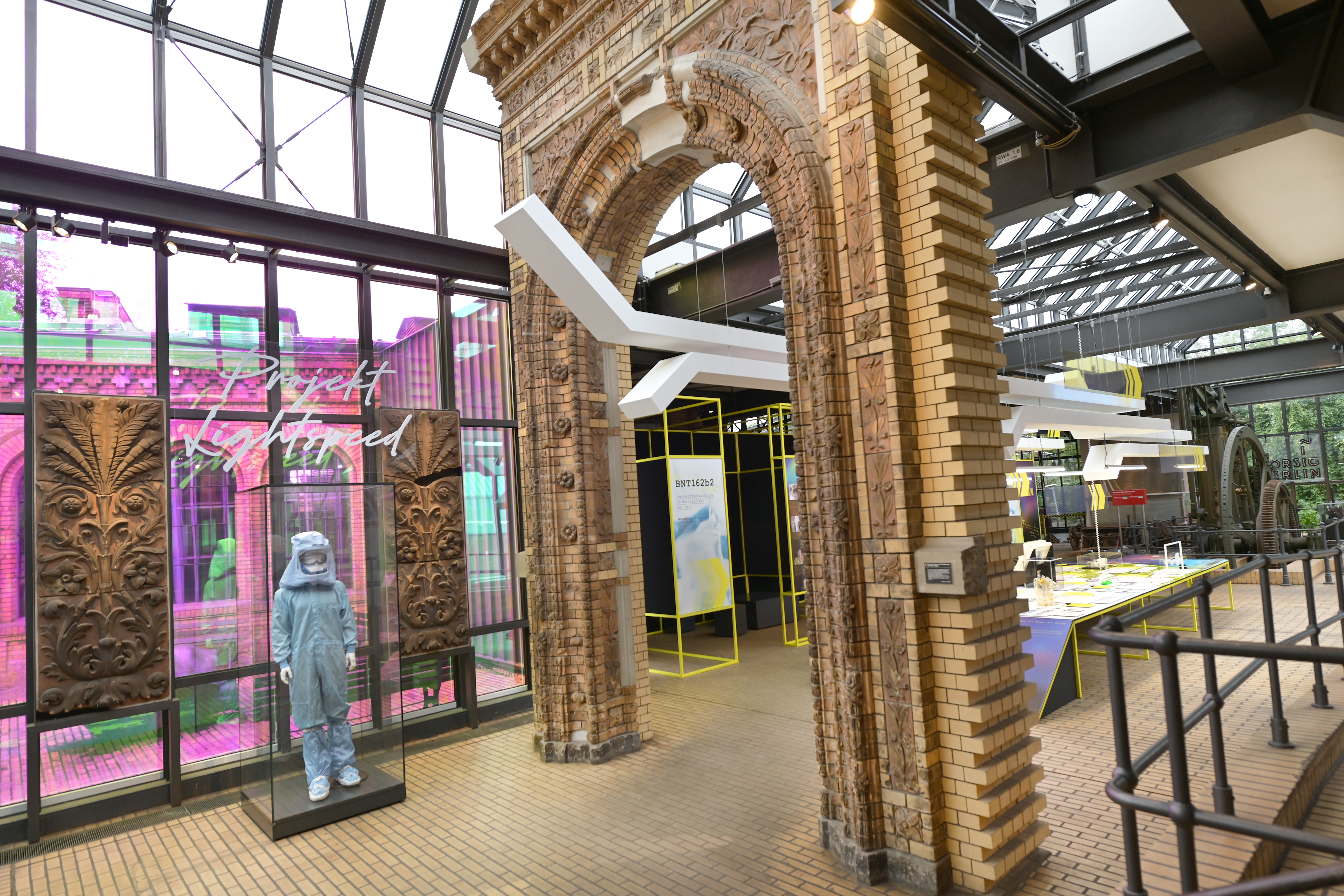 Blick in den Lokschuppen mit dem Fürstenportal, durch das ein Teil des Ausstellungsmoduls herausragt.