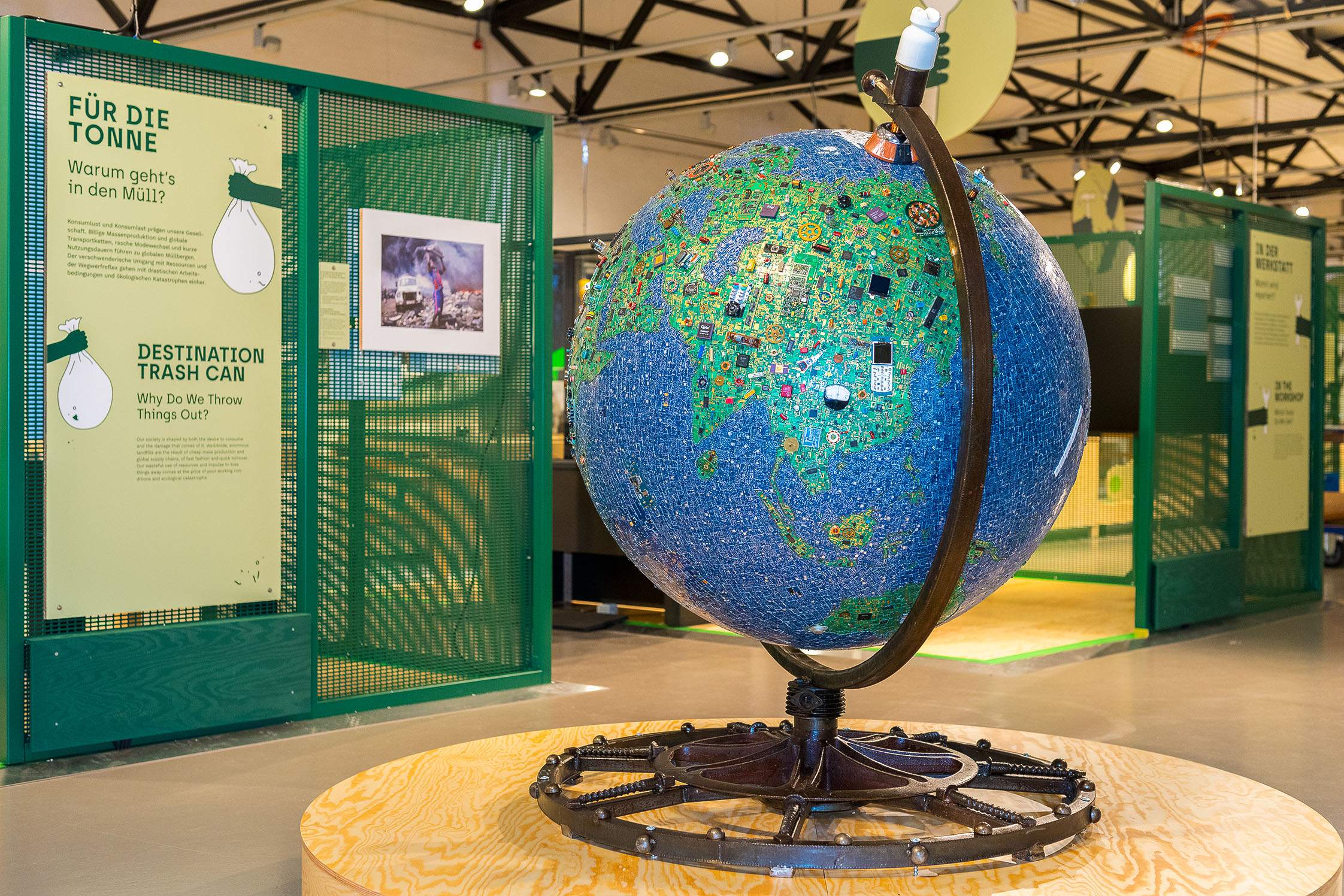 Zu sehen ist ein großer Globus im Eingangsbereich der Ausstellung. Seine Oberfläche stellt die Erdkugel als Elektroschrott-Mosaik dar: Die Meere sind aus kleinen blauen Platinenteilen gefertigt, Wälder aus grünen Platinen, Berge aus braunen Kabeln. 
