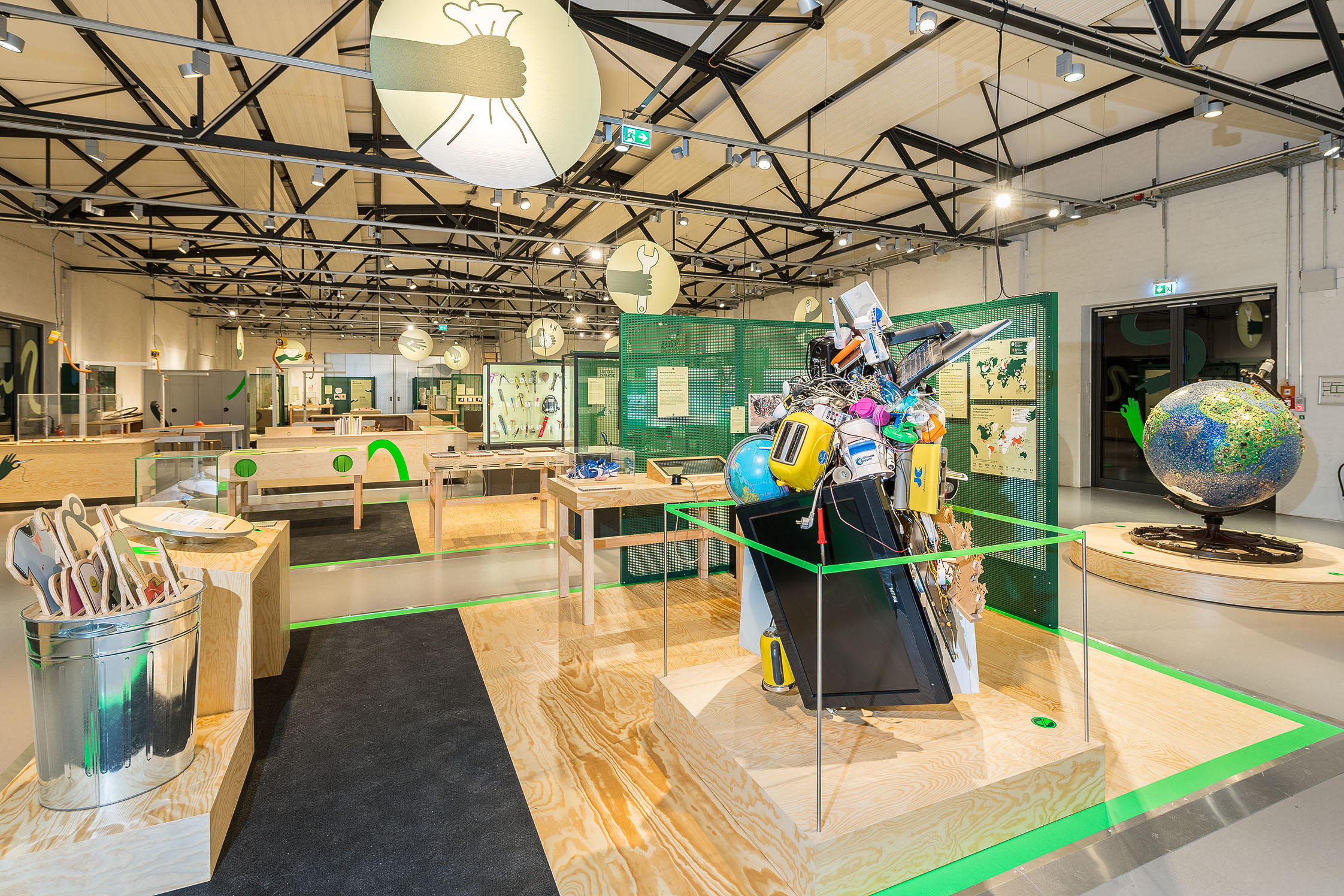 Blick in die Ausstellung. Im Vordergrund ein Stapel an Elektroschrott.