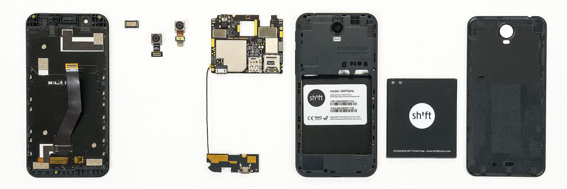 Ein Smartphone wurde in seine Einzelteile zerlegt: Case, Akku, Display, Kamera, Sensoren und diverse modulare Teile des Smartphones sind nebeneinander aufgereiht.
